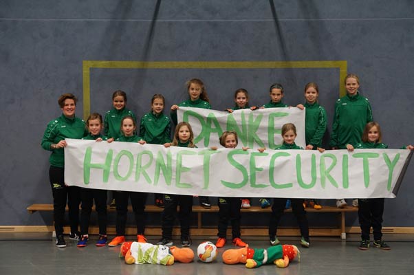 Fußball-Mädchen des HSC freuen sich über neue Trainingsanzüge